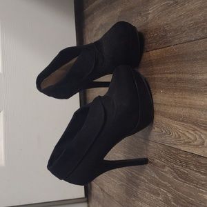 7.5 Black Heels